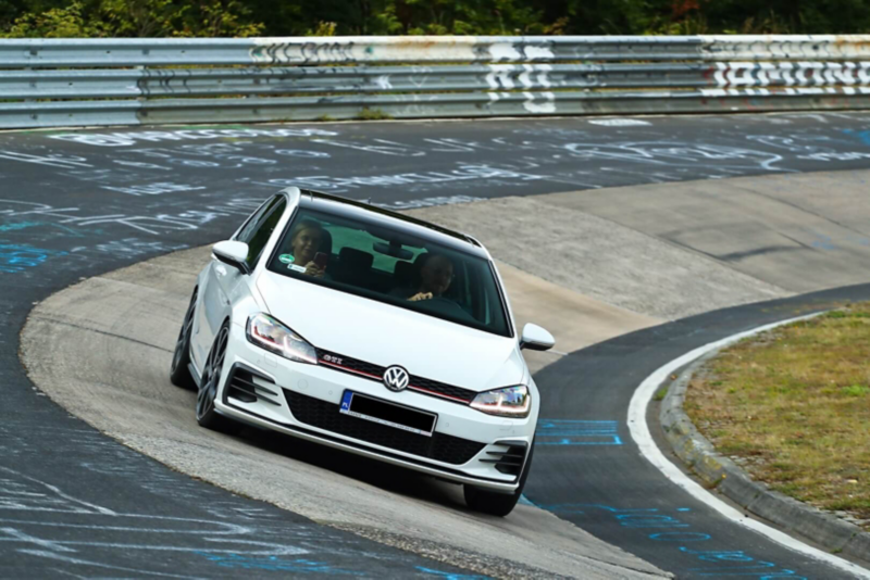 Sportowy Volkswagen GTI na torze w zakęcie