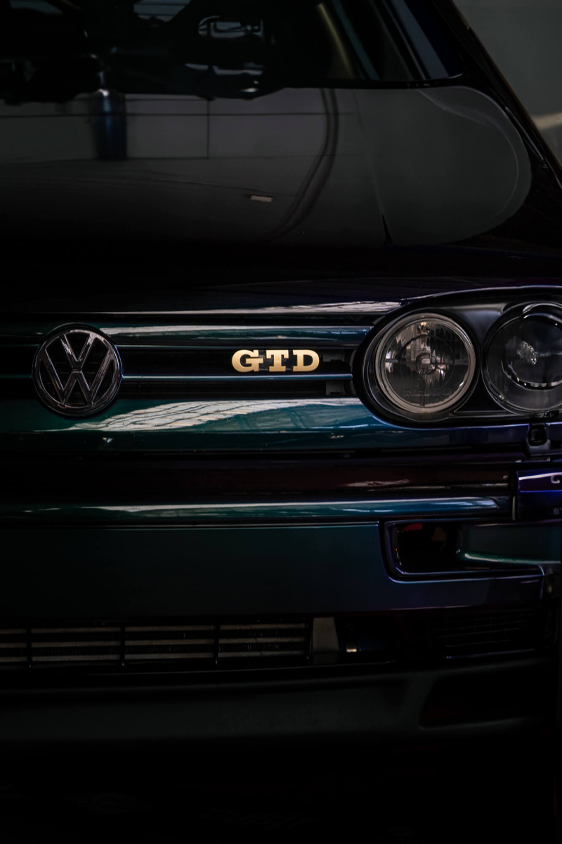 Zbliżenie na przedni fragment volkswagena golf GTD