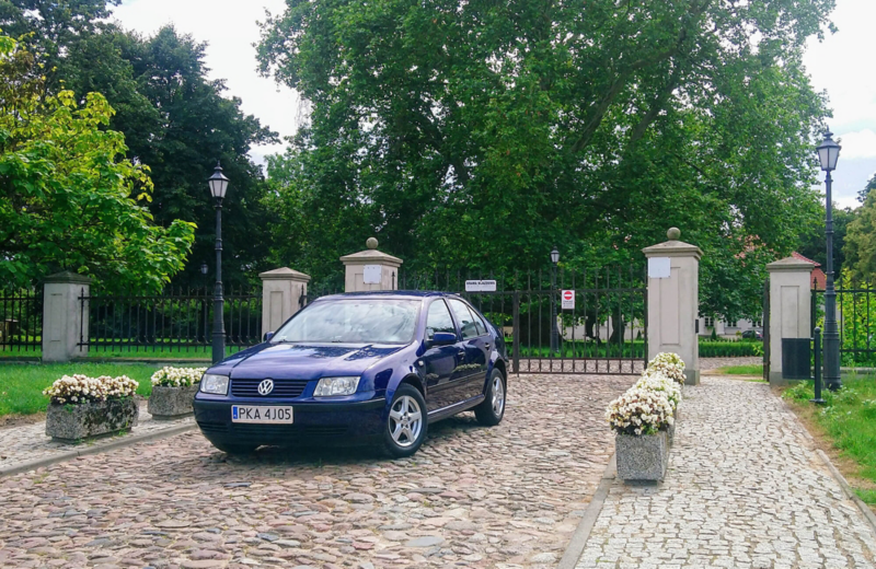 fioletowy samochód Volkswagen na podwórku