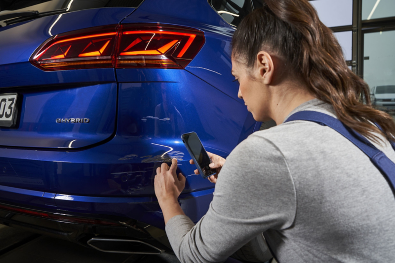 Une VW blanche avec des pièces de carrosserie d’origine Volkswagen