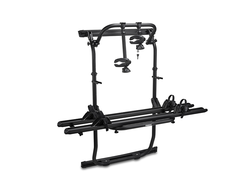 Un porte-vélo noir de marque Thule, conçu pour un attelage, est présenté sur un fond blanc.