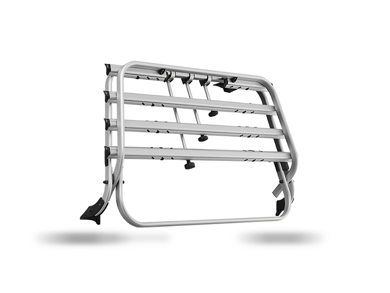 Un porte-vélo en métal argenté, conçu pour être monté sur un hayon arrière, est présenté sur un fond blanc.