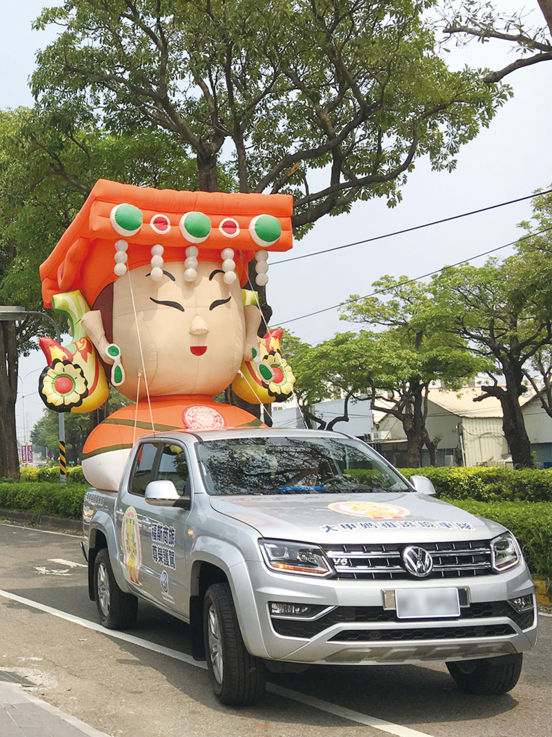 璀璨銀色Amarok擔任大甲媽祖遶境前導車，後斗載著大型Q版媽祖充氣氣球，行駛在馬路上