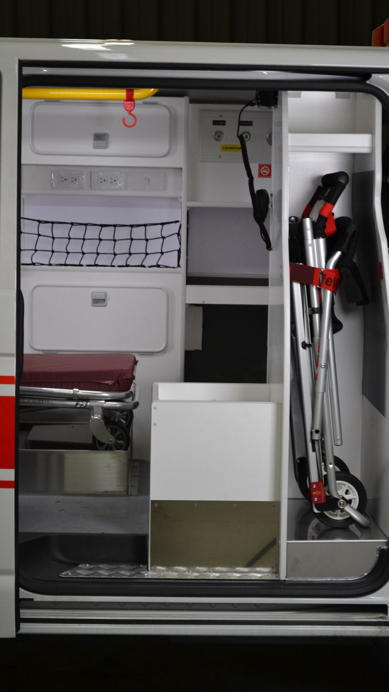 救護車內的收納櫃子格局及擔架急救器材