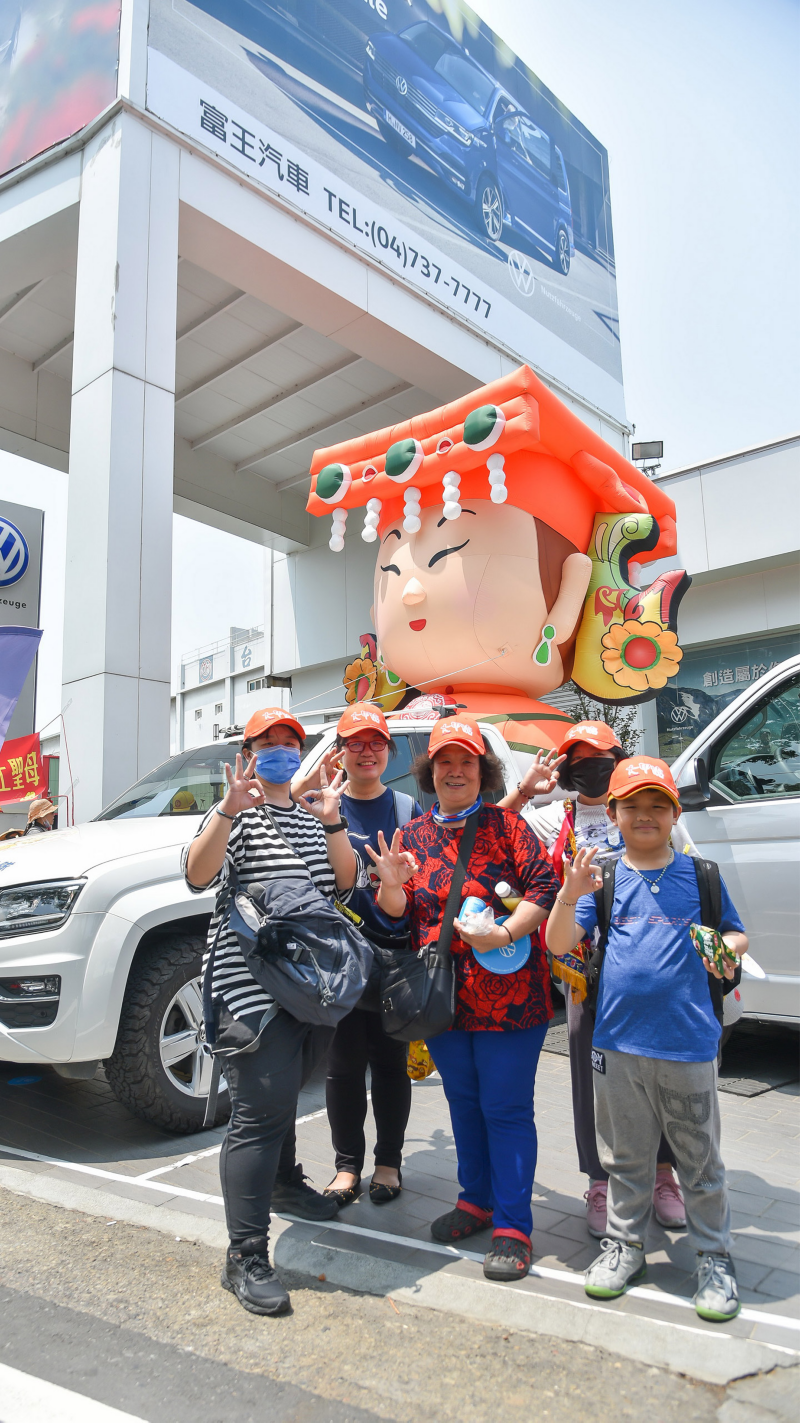 信徒們和Q媽祖合影，手比OK手勢