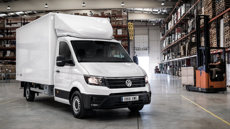 Primer plano frontal del VW Crafter Box dentro de un almacen