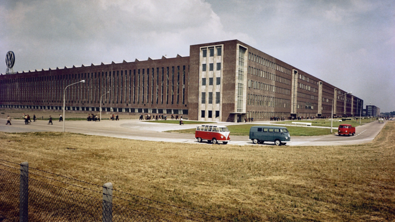 Vista esterna della sede Volkswagen di Stöcken dove nel 1956 iniziava la produzione di Bulli.