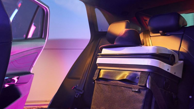 Το ψυγείο των Αξεσουάρ VW στο πίσω κάθισμα ενός αυτοκινήτου