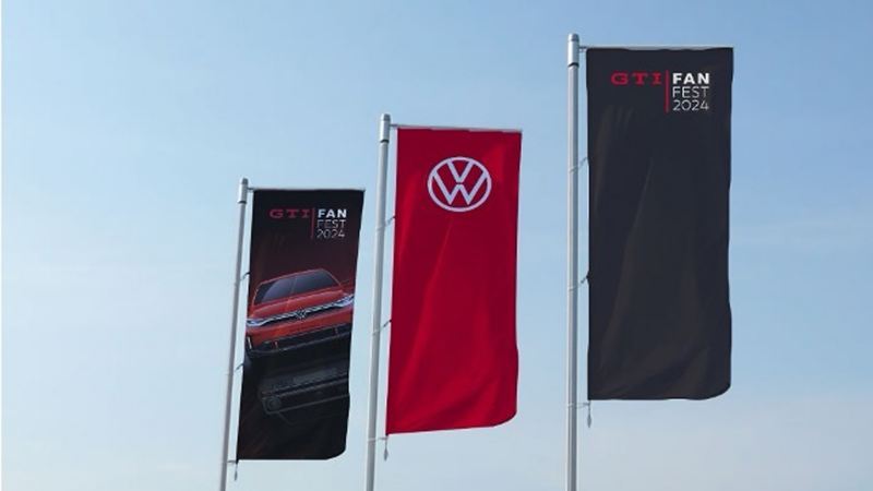 Drei Fahnen von VW und dem GTI Fanfest 2024