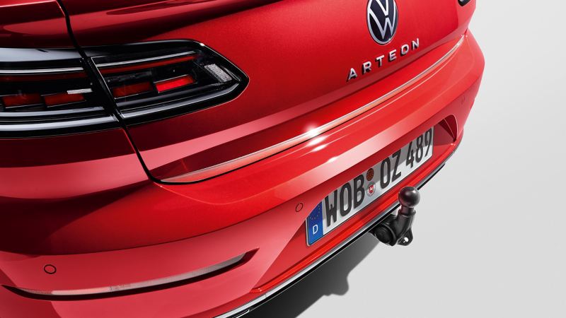 Trekhaak van VW-accessoires op een rode VW Arteon