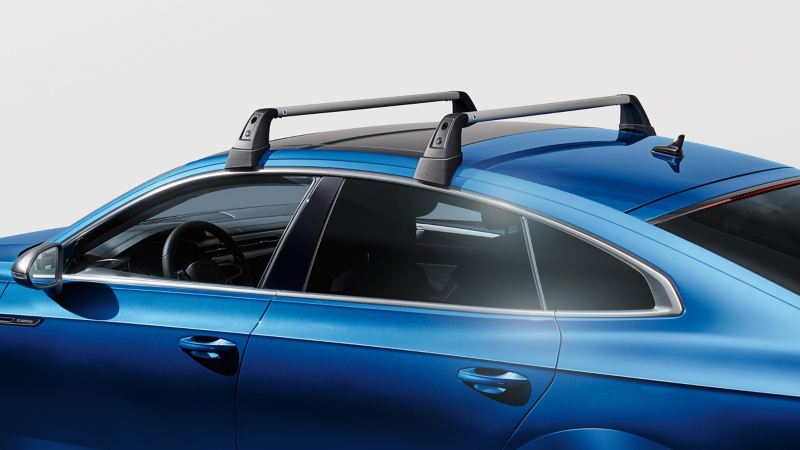 Barres de toit des accessoires VW sur un modèle VW Arteon bleu