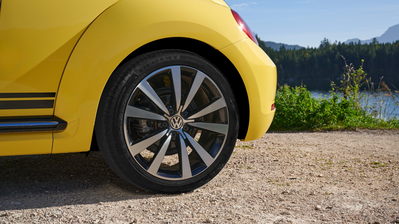 Detalle de una rueda de un Volkswagen Beetle