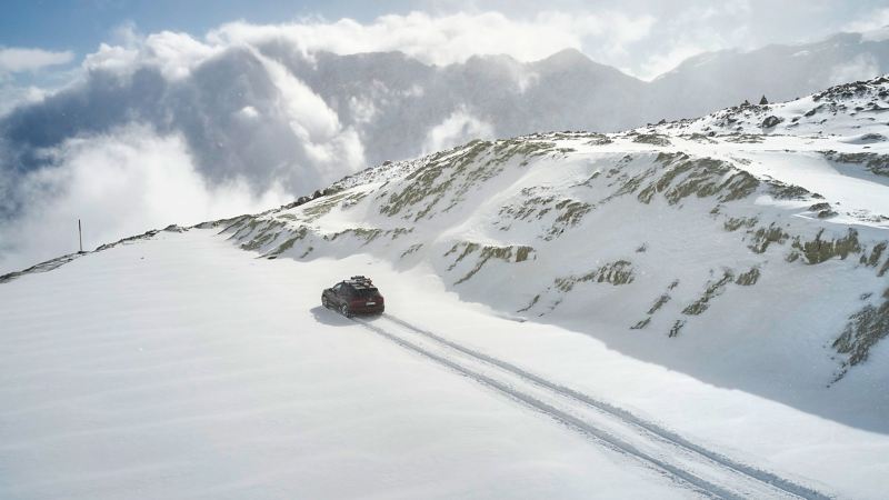 Ein VW Touareg in einer Schneelandschaft