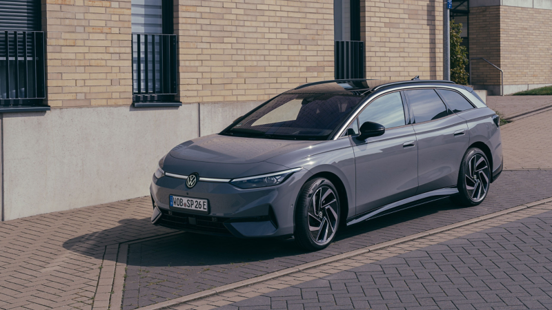 Grauer VW ID.7 Tourer auf einem Parkplatz in einem Wohngebiet