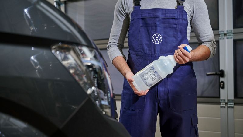 VW Servicemitarbeiterin mit AdBlue® Flasche