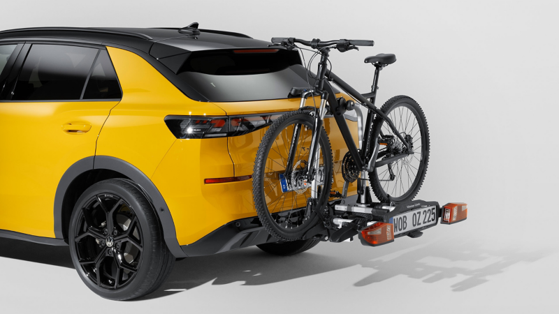 Ein Fahrrad ist auf dem Fahrradträger „Compact II“ für die Anhängevorrichtung an dem neuen T-Roc befestigt