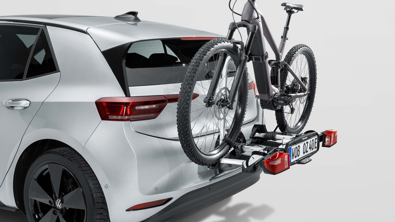 ID.3 Neo mit montiertem Fahrradträger von VW Zubehör, darauf ein E-Bike