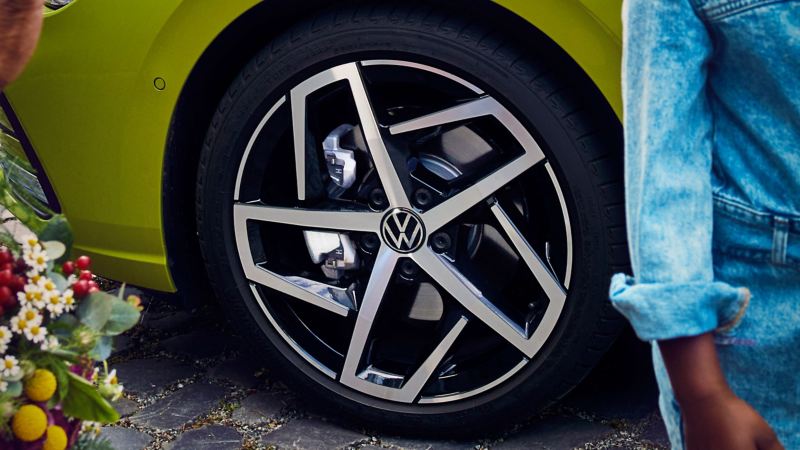 La rueda delantera izquierda de un VW Golf: se puede ver el sistema de frenado, incluido el disco y la pinza de freno