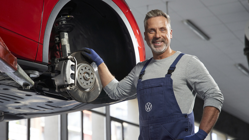 VW Servicemitarbeiter führt Bremsen Service durch