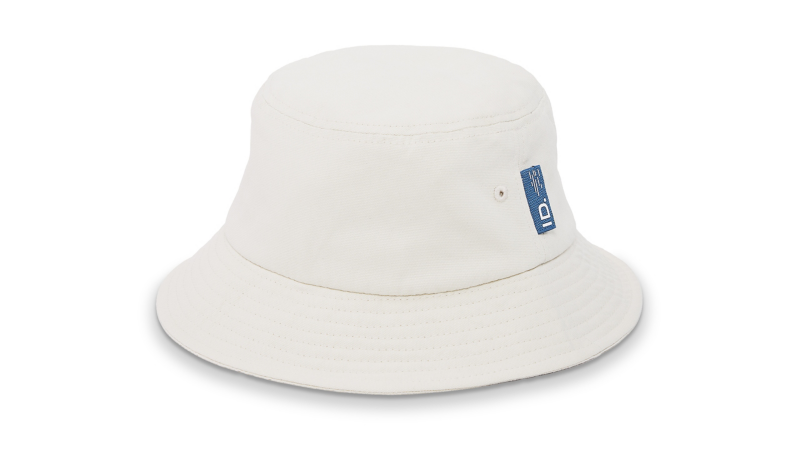 Weißer Bucket-Hat mit blau-weißem ID. Label