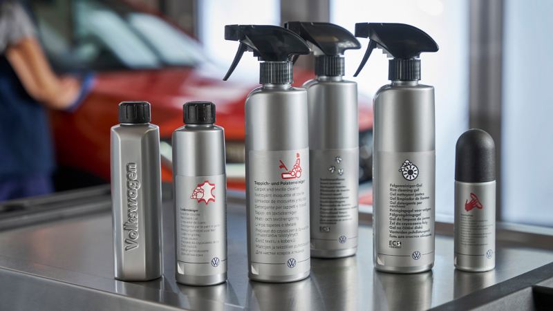 Verschillende flesjes onderhoudsproducten van VW-accessoires