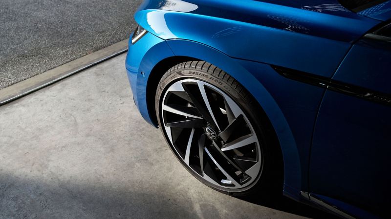 Przednie lewe koło w niebieskim samochodzie VW – kompletne koła z oponami letnimi