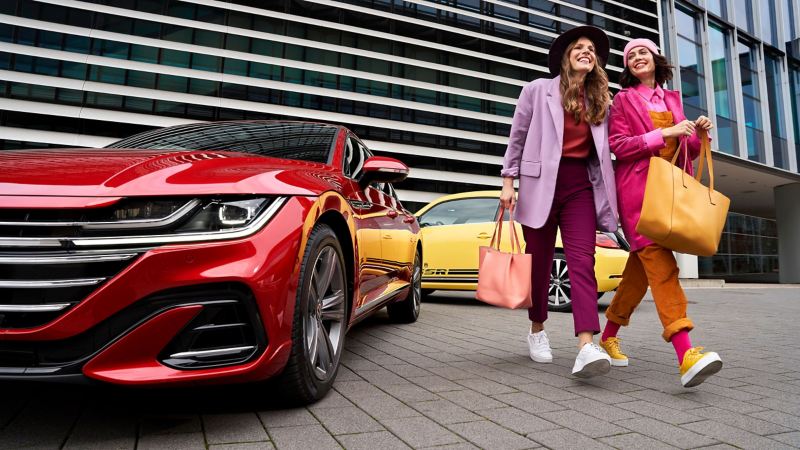 Deux femmes se tenant à côté de leur nouvelle VW