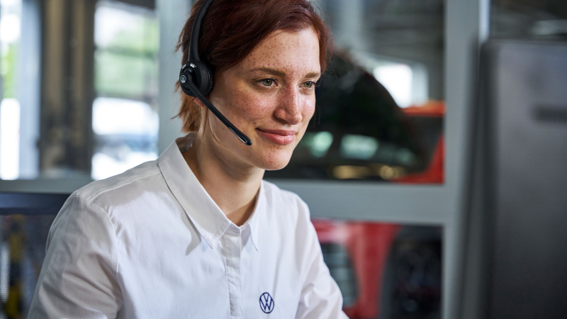 VW Servicemitarbeiterin telefoniert mit Kunde
