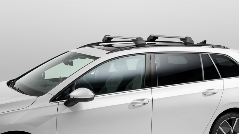 Cross bars on VW Golf 8 roof – transport solutions from VW