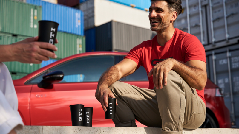 Man with VW GTI cup set – VW lifestyle for on the road