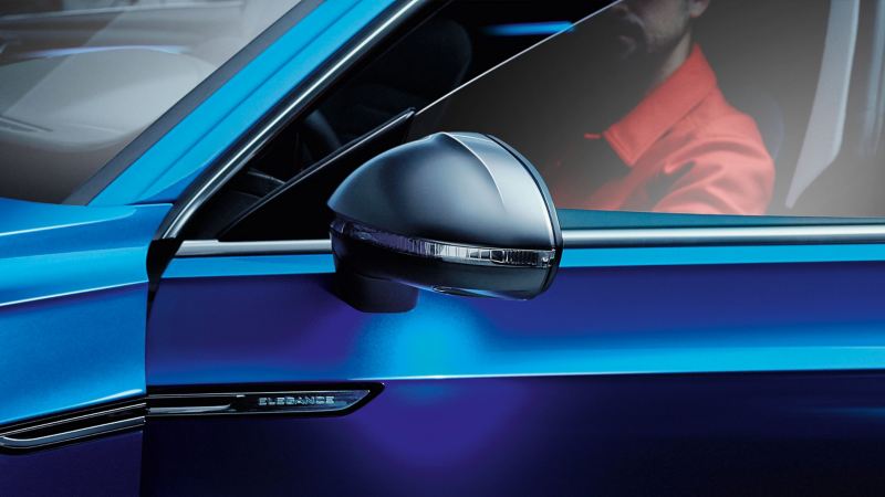 Το κάλυμμα εξωτερικού καθρέφτη στην πλευρά του οδηγού ενός αυτοκινήτου VW – Αξεσουάρ VW