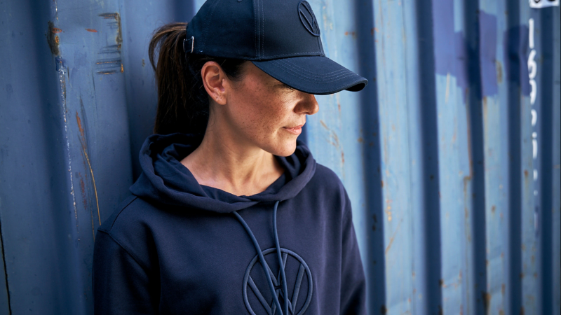Woman with VW cap and VW hoodie – lifestyle merchandise