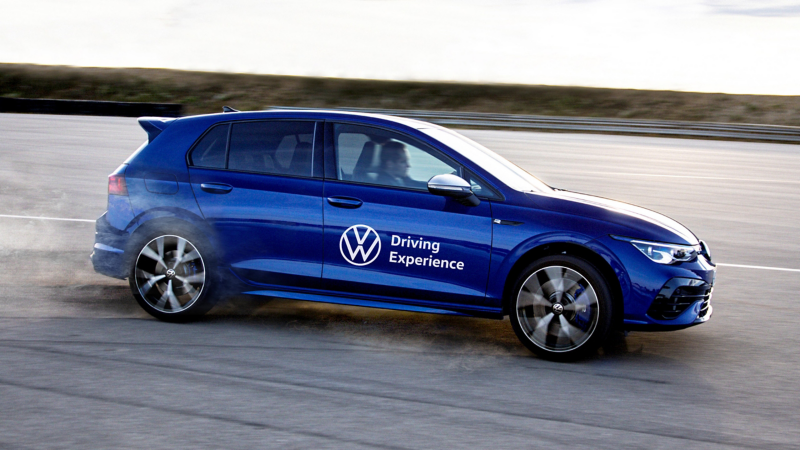 Blauer VW Golf R von der VW Driving Experience beim Driften auf einer Teststrecke