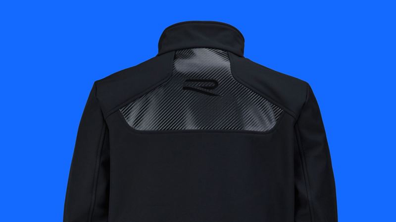 Eine schwarze Jacke mit glänzendem VW Logo und aufgesticktem „R“