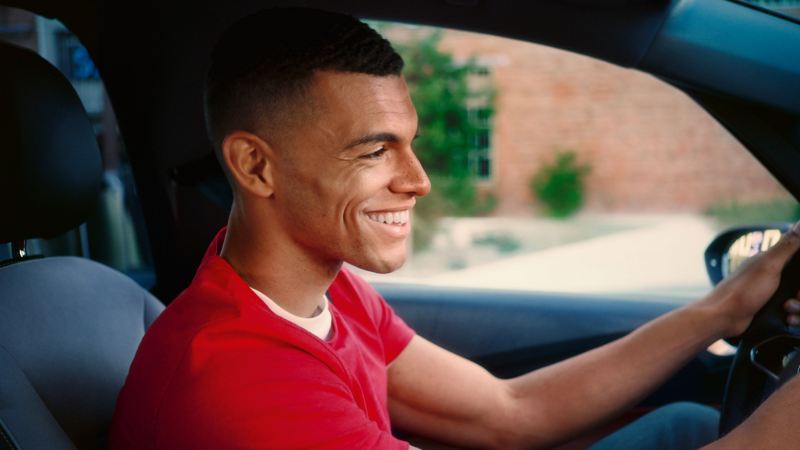 Ein Mann freut sich auf seine VW Driving Experience Tour
