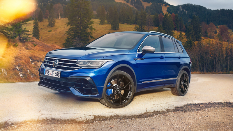 Der leistungsstarke VW Tiguan R parkt in einer Landschaft