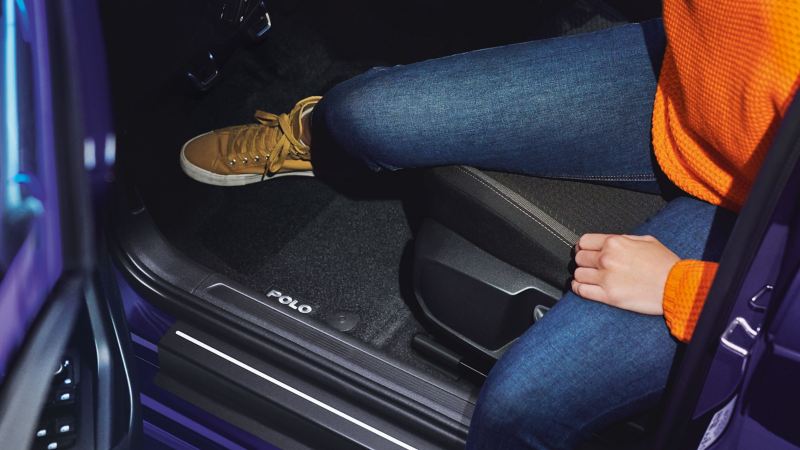Eine robuste Fußmatte im Innenraum eines Polo – VW Zubehör