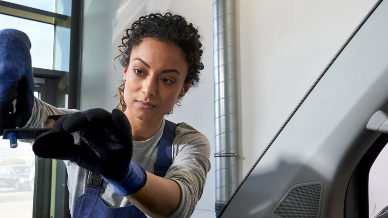 Un collaborateur de service VW du service Réparation et remplacement des vitres