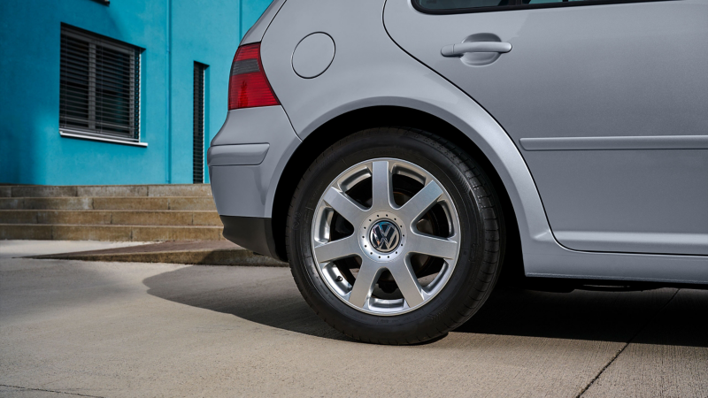 Detalle de una rueda de un Volkswagen Golf 4