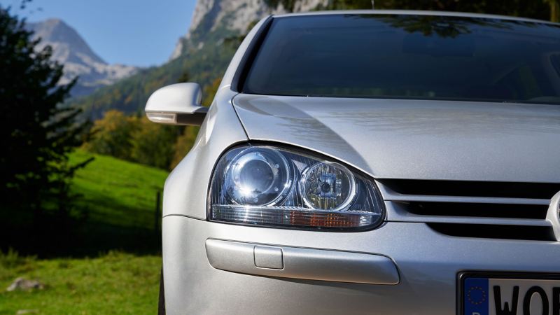 Detailaufnahme vom Scheinwerfer eines VW Golf 5