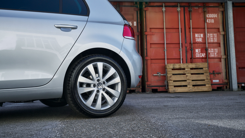 Detalle de una rueda de un Volkswagen Golf 6