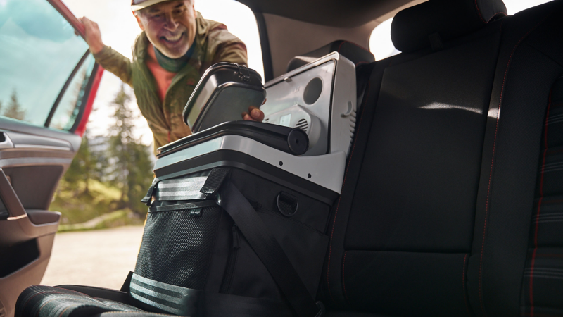 Un hombre mirando el interior de un Volkswagen Golf 7