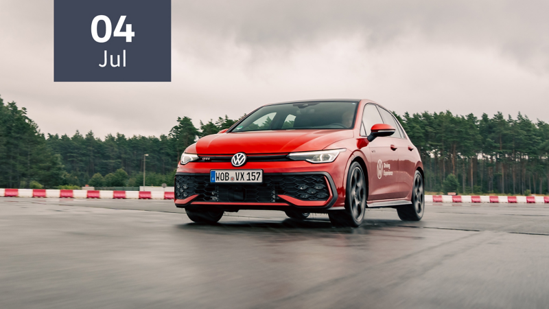 VW Golf GTI Edition 50 unterwegs auf einer Teststrecke