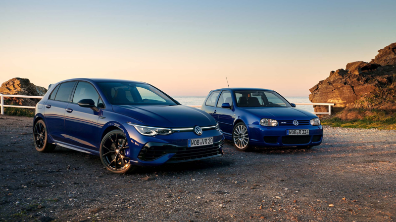 Das Sondermodell Golf R 20 Years und das Vorgängermodell Golf R32 stehen auf einem Parkplatz am Meer