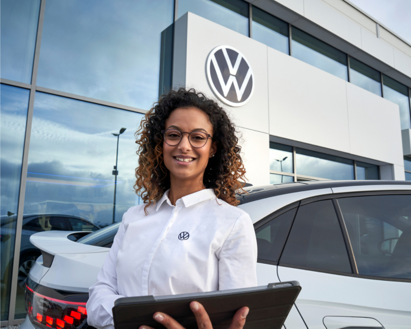 Mujer en el concesionario VW.
