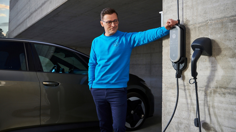 Man stands next to ID. Charger Travel by VW Acessories, VW ID.3 in the background