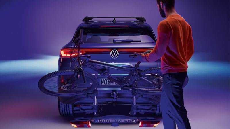 Un porte-vélos des accessoires VW rabattu, sur une VW ID.4