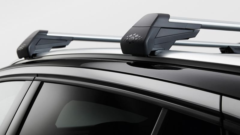 Barres transversales avec porte-skis et snowboards des accessoires VW sur une VW ID.4