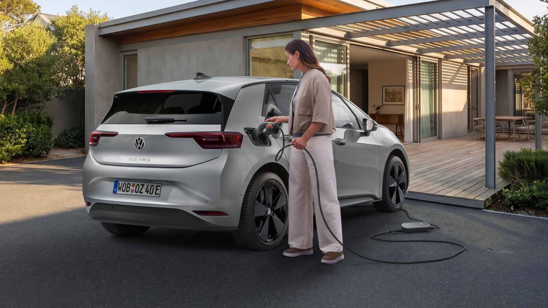 Frau lädt VW ID.3 Neo mit ID. Charger Travel Basis