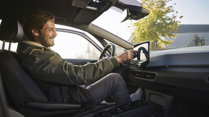 Man använder infotainmentsystemet i en Volkswagen ID.